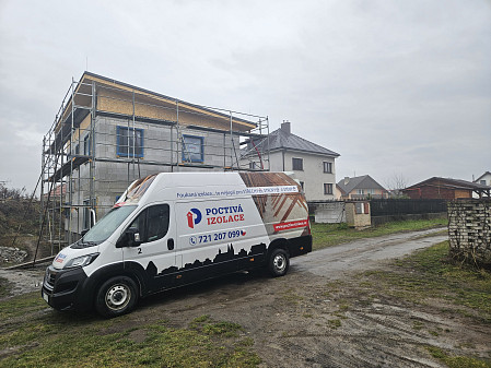 Izolace ploché dvouplášťové střechy novostavby v Březích u Přelouče